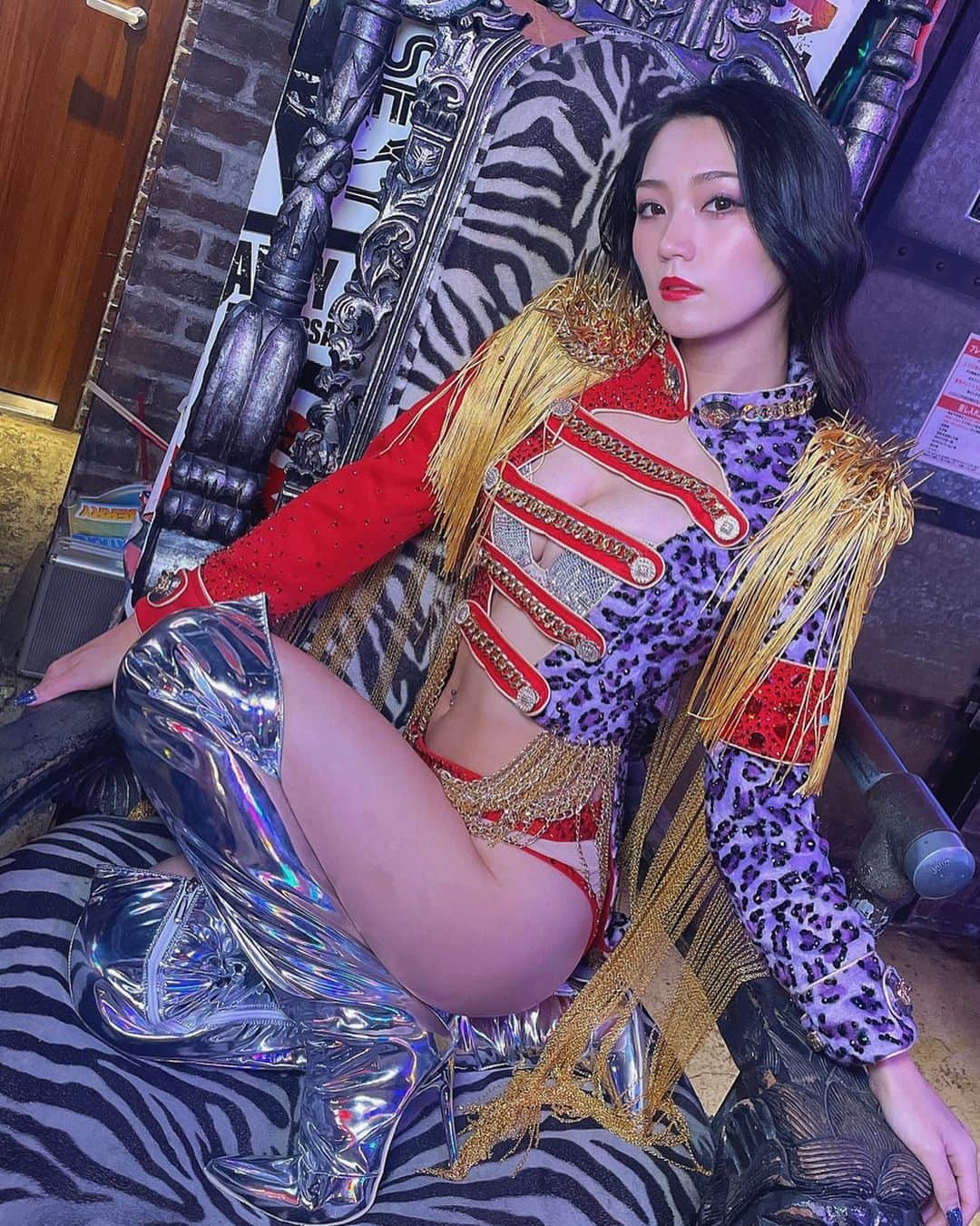 Lunaのインスタグラム：「派手新衣装🐆💜  #バーレスク東京 #showgirl #show #partyon」