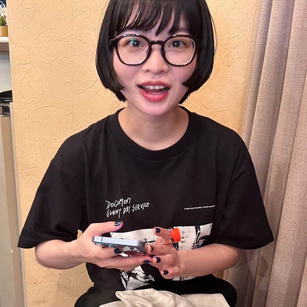 平井珠生のインスタグラム：「眼鏡買った🥽 顔がアホなんは無視してね。  たまたま入った喫茶店のベトナム茶がおいしかった。あとコースターが素敵すぎ💎  #tシャツいいだろ」