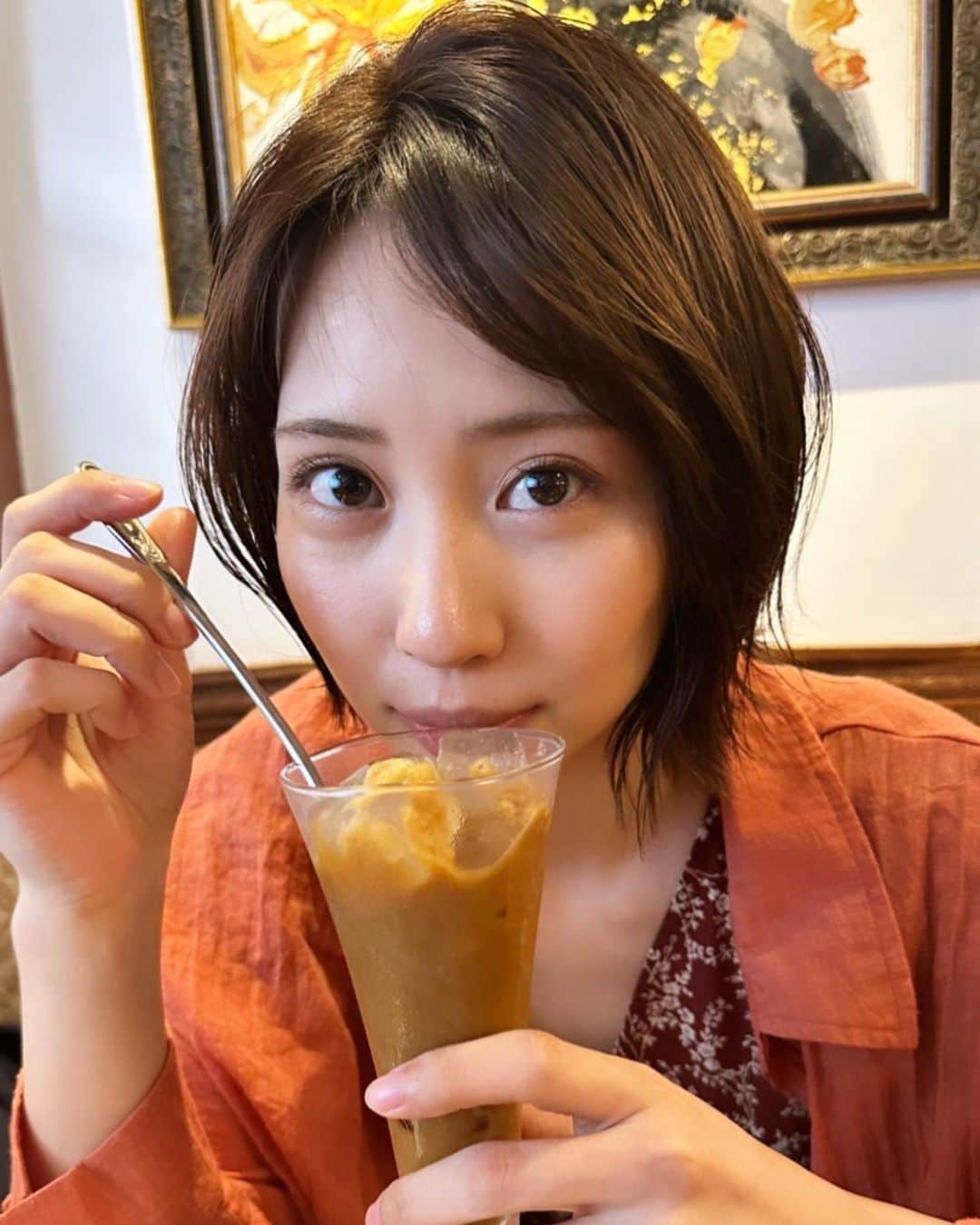 増田有華のインスタグラム：「＊  今日は午前中に撮影が終わり、マネさんとお茶してから “怪物”みにいきました。 脳みそぎゅーってなるくらい集中して見ちゃって、けっこうな疲労感。 みなさん三者三様素晴らしく、心揺さぶられまくりました。子役のお二人があまりに自然なお芝居で訳がわかりませんでした。 見る作品によって鑑賞後のテンションが大幅に変わるのは私だけじゃないですよね？🥹 RRR見た後と違いすぎて作品が与える影響は凄いなと…笑 落ち着いたらもう一度観たいとおもいます。  明日から目覚ましがまさかの4:00台に！😂 初の22:00台就寝を目指します。（夜型人間の初挑戦） 筋トレしてさっさと寝よーーーー！！！ 猛暑が続いているので、水分補給してくださいね🙌🏻  ・ ・ ・ #怪物 #アイスコーヒーフロート」