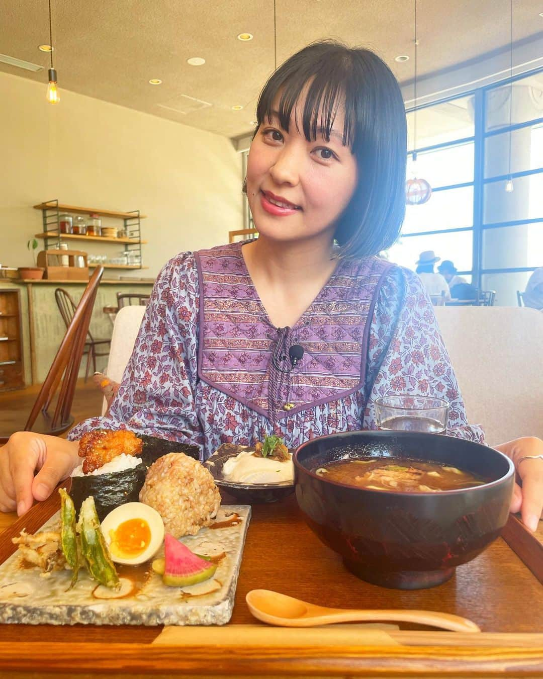 近藤夏子のインスタグラム：「めちゃんこおすすめなお店🏡 @gingetsusha_cafe  滋賀県の信楽にあるお店なんやけど、本当に最高of最高💕 ラジオ @eradiospike のロケで行かせてもらいました💖  こだわりご飯に、豚の角煮の豚汁🤤💕 美味しいに決まってる😋 食材へのこだわりはもちろん、お店の雰囲気も何もかもパーフェクトでした💯 こんなお店がもっと増えて欲しいなぁ✨ 季節に合わせて、身体に食べ物を与える🍃って本当大切🫶(夜中にマクドのポテト食べたりもするけど、それはそれ🍟w)  豚の角煮豚汁、、、本当美味しすぎた❣️(もちろんおむすびも🍙) #信楽 #信楽カフェ #信楽ランチ #滋賀観光 #陶芸の森 #銀月舎 #山とおむすび銀月舎」