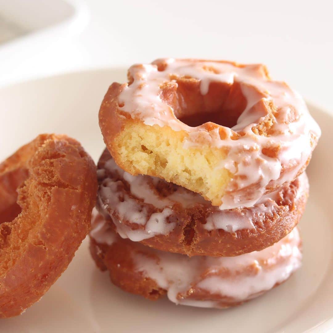 HidaMari Cookingのインスタグラム：「old fashioned donuts🍩  めちゃめちゃ美味しいオールドファッション出来ました🎶 米粉で作るからさっくさくで美味しい〜🍩 今度チョコ味も作ってみよ🍫  ▷材料（５個＋ちっちゃいの３個）： 米粉　１４０ｇ 砂糖　４５ｇ ベーキングパウダー　４ｇ 全卵　１個 無塩バター　３０ｇ 牛乳　大さじ１〜調整  粉砂糖　５０ｇ 牛乳　８ｇ レモン汁　２ｇ  ▷作り方： １．米粉、砂糖、ベーキングパウダーを混ぜる。 ２．全卵、溶かした無塩バターを加えて混ぜる。 ３．牛乳を加えてまとまるまで混ぜる。 ４．ラップに包み、冷凍庫で10分冷やす。 ５．生地をドーナツの形にくり抜く。(φ8cm、3cm) 余った生地をまとめ直して５個、小さいのが２〜３個作れます。 ※生地が温まってダレる場合は冷凍庫で冷やして作業すると良いです。 ※きれいに割れ目を付ける場合はφ6cmの型で浅く切り込みを入れると良いです。 ６．揚げ油を160℃に温め、2分づつ揚げる（合計4〜5分） ７．粉砂糖に牛乳、レモン汁を加えてなめらかになるまで混ぜる。ドーナツに薄く塗る。  #homemade #easy #recipe #tutorial #baking #foodstyling #foodporn #food #foodphotography #foodpics #foodgasm #tasty #dessert #inspiration  #おうちカフェ #お菓子作り #手作りケーキ #ドーナツ #手作りお菓子 #donuts #sweets #homecafe #homemakecake #instacake #instafood #cakestagram #cakelover #foodie #hidamaricooking」