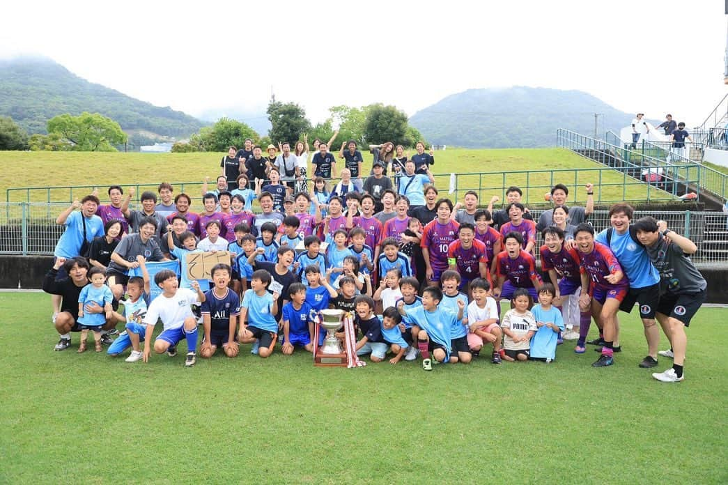 島屋八徳さんのインスタグラム写真 - (島屋八徳Instagram)「社会人トーナメント 香川県大会決勝 2-1で勝利🏆 SONIO高松 初タイトル🎉🎉🎉 SONIOの歴史に 新たな1ページを 築けたことを とても嬉しく思います👏 たくさんの応援 ありがとうございました😊 四国大会も 全員で勝ちましょう🏆 #SONIO高松 #株式会社松 #No.8 #初優勝 #四国大会は #徳島であるらしい #ヴォルティスの試合とは #被ってないらしい #500人くらいは #島屋の応援に来るらしい #島屋の昨日の活躍は #間接フリーキックのフェイントだけだったらしい #大住さんが劇的ボレー決めたらしい #岡村さんあと10分あるから早くCB戻って欲しい #他にもたくさん書きたいけど #これだけは言わせて #多田羅は昨日 #メンバー外だったけど #祝勝会は #エース級の活躍だったらしい」7月10日 15時13分 - 82ys_official