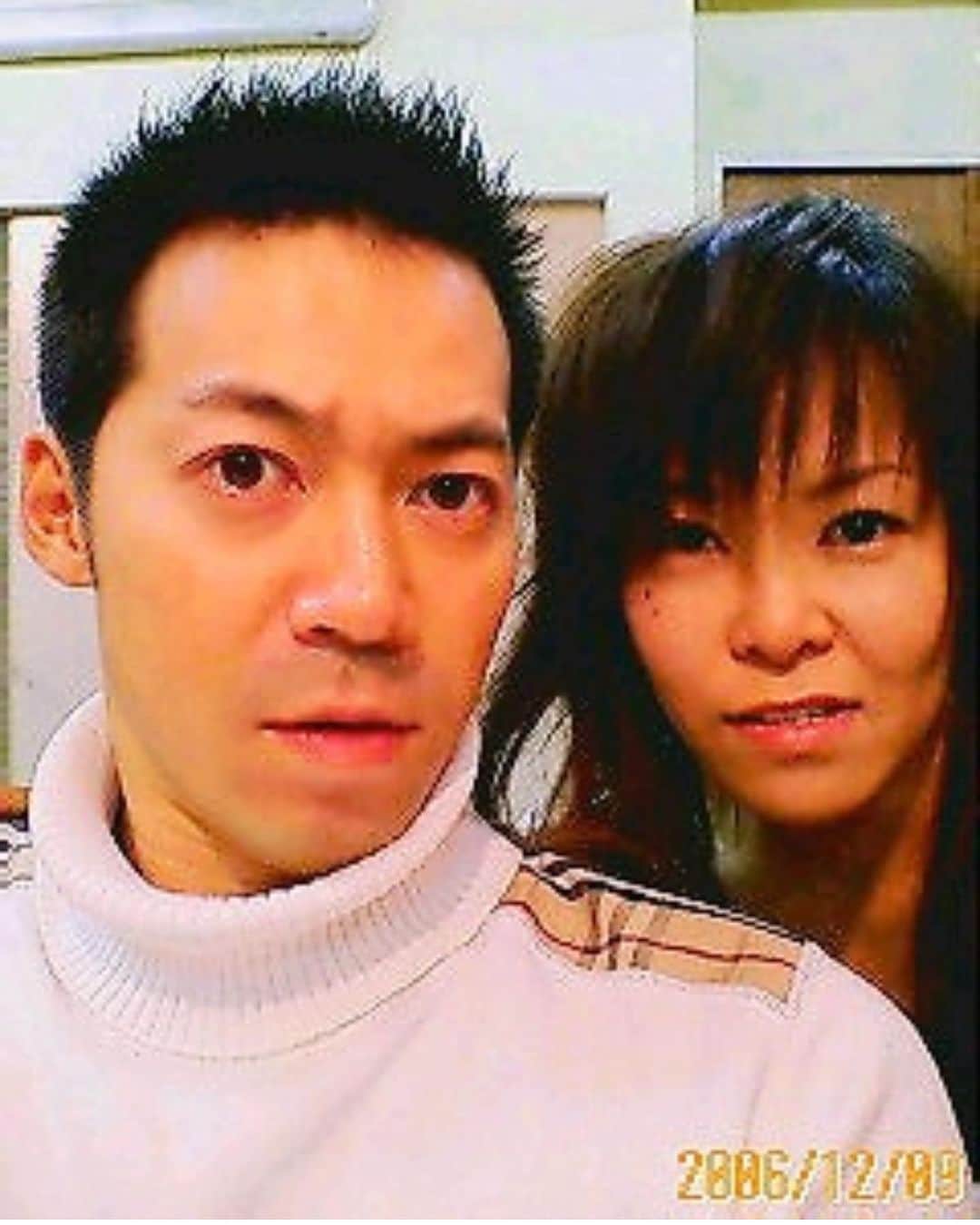 杉本知香のインスタグラム：「東さんと2006年当時の写真😆 ガラケーの画像なので粗い😅 17年あっという間（笑）  #中目黒美容室 #東貴博#東MAX」