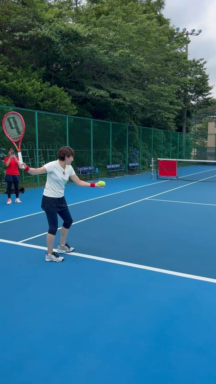 杉山愛のインスタグラム：「久しぶりにテニスの動画🎾 ゆる〜いラリーとゆる〜い会話にお付き合いください💛  新しく出る「BEAST」試打しましたーーーーーっ‼︎ 打球感最高‼︎ パワーもありますが、コントロールもしやすく、めちゃくちゃ良い感触でした⭕️ 今の「BEAST 」よりも少しだけラケットに乗る感覚です♪ボールに力が伝えやすかったですよ✨ カラーも今のシャイニーなレッドからマッドなレッドプラスエネルギッシュなオレンジも加わり、ラケットからも元気をもらうよ😆😆😆  今年は数えられるくらいしかテニスしていませんが、これ以上しないと、テニスできなくなるか、怪我しそうな雰囲気なので、〇〇歳になったことをスタートに「健康」をテーマにトレーニングとテニスがんばりまーす💪💪  #プリンス #テニス #ラケット #新作 #beast #ビースト #おすすめ #ぜひ #打ってみてね #試打 #princebeast」