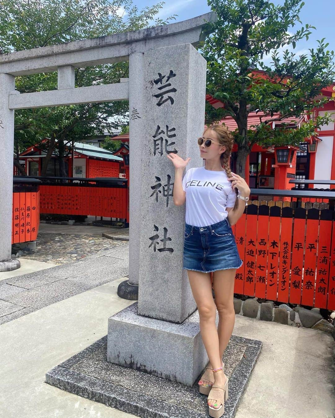 MARIKOのインスタグラム：「. . この前芸能神社⛩️行ってきた✨ 芸能人の名前が何千人ぐらいあったと思う🤍 御守りも買ったししっかりお願い事してきたよ🙏✨✨💕 . . . . . . . . . . . #芸能神社 #kyoto  #車折神社 #京都  #パワースポット  #願いが叶いますように」