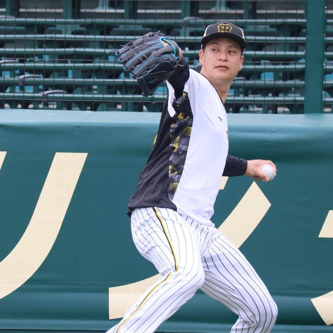 阪神タイガースさんのインスタグラム写真 - (阪神タイガースInstagram)「7月10日、甲子園球場での先発投手陣の練習の様子です！ #青柳晃洋 選手 #大竹耕太郎 選手 #村上頌樹 選手 #西純矢 選手 #才木浩人 選手 #安藤優也 コーチ #阪神タイガース  #ARE」7月10日 15時31分 - hanshintigers_official