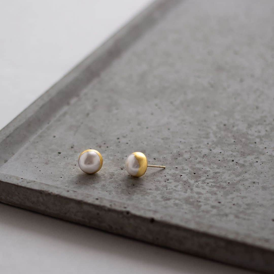 mai_smoothieさんのインスタグラム写真 - (mai_smoothieInstagram)「TSUKIKASA / earrings  Gold leaf/pearl/14kgf  マスキング加工が、ハンドカットで、何度も微調整をするため、制作に1番時間を要します。」7月10日 15時33分 - mai_smoothie