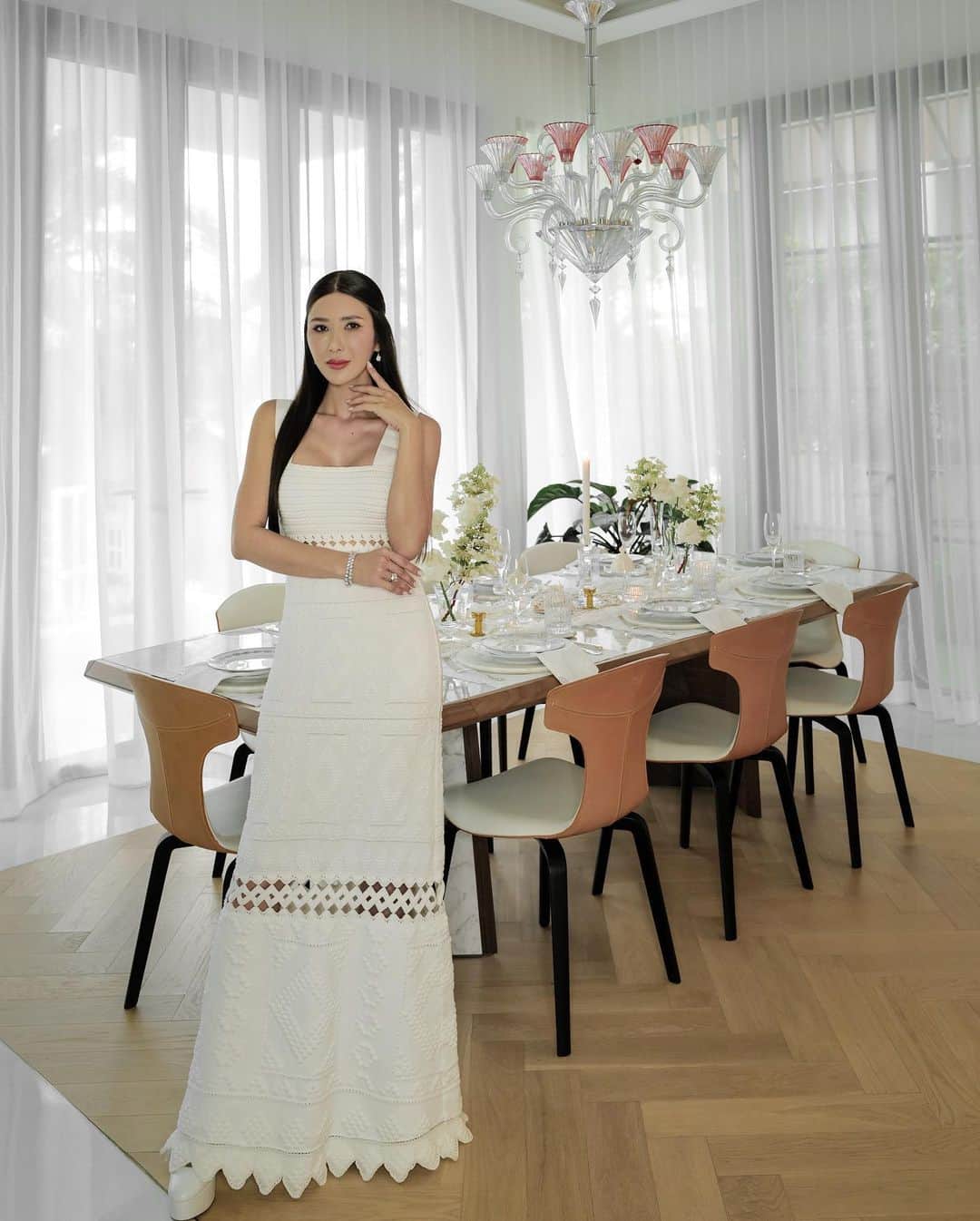 ジェイミー・チュアのインスタグラム：「🤍 An all white party theme fit for a princess. Wearing a vintage Chanel dress that has really stood the test of time.」