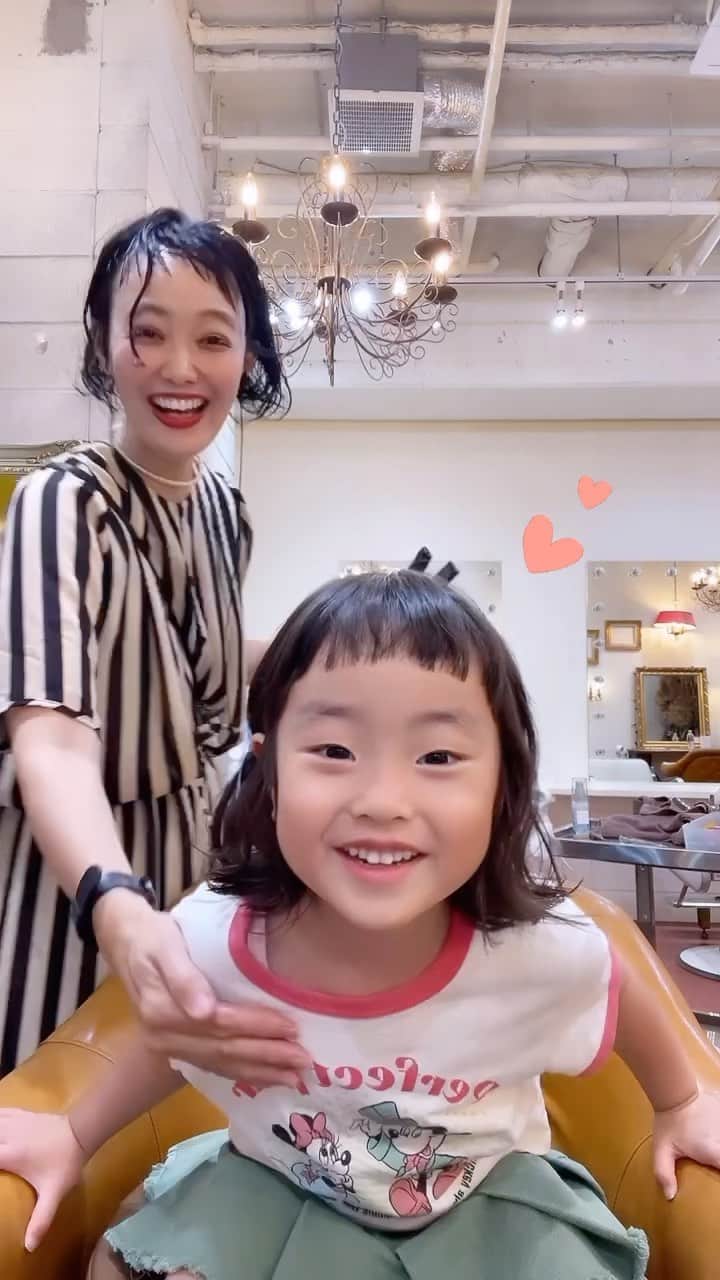 田中真奈美のインスタグラム：「可愛い可愛い姉妹をカット✂️✂️💓 . 間で見せてくれる表情にもキュンキュン✨ いつもありがとうございます🥰🙏🏻🎶✨ . . . #福岡美容室  #天神美容室  #大名美容室  #キッズカット」