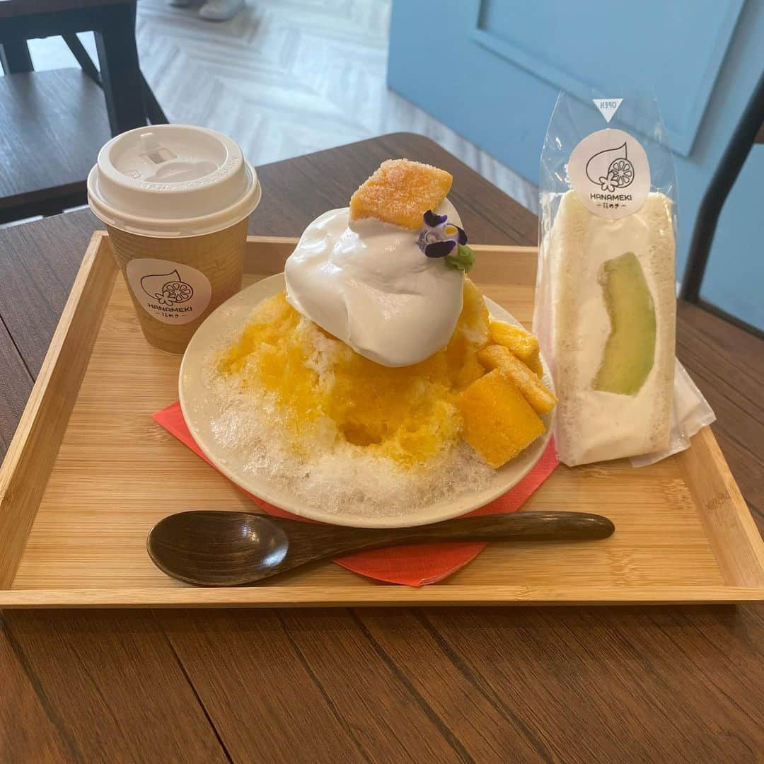 杉山優華さんのインスタグラム写真 - (杉山優華Instagram)「🍧🍧🍧 . . . . 亀有のかき氷とフルーツサンド専門店「HANAMEKI 花めき」へ行ってきました🍧🍈❤️ . ずっと興味あったかき氷専門でいただいたマンゴー果実入りかき氷、とっても美味しかったです☺️一日暑かったから幸せだった〜☺️ . 天然氷で作ってるらしくて、全然溶けないの！すごかった😳マンゴーの果実がゴロゴロ入ってて生クリームがあま〜くて美味しかった🍧 . . フルーツサンドはメロンを選んだのですが、ペロリでした🍈 色んな味食べてみたいからまた行きます🔥🔥 夏にぴったりのお店！行ってみてね😢🍧 . .  PR @hana_meki #花めき #亀有スイーツ #葛飾スイーツ #亀有カフェ #hanameki #亀有グルメ　#フルーツサンド」7月10日 15時39分 - fbyuuka29