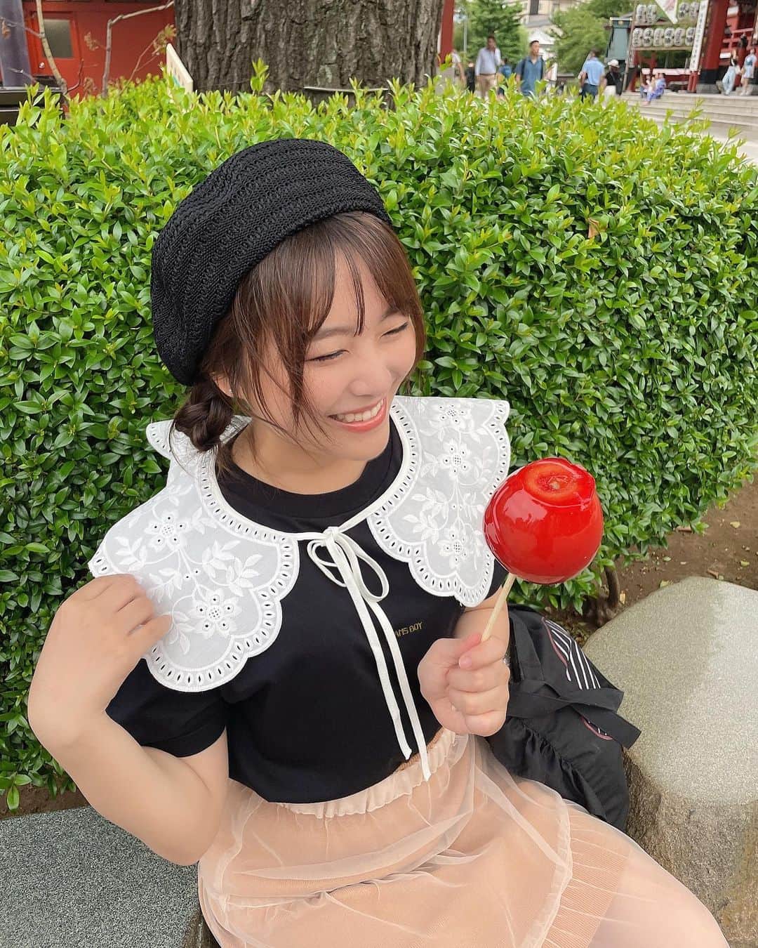 島崎友莉亜のインスタグラム：「お祭りに行ったら、まずはりんご飴を手に入れる🍎🍎  #りんご飴 #夏詣」