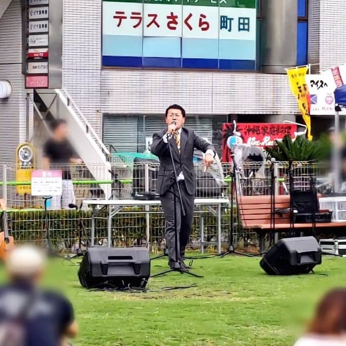 のインスタグラム：「7/8(土)は、 #町田シバヒロ 公園の Beer Bomber Fesでネタやらせてもらいました！  見て下さった皆さんありがとうございました！  #パーマ大佐  #町田駅  #BeerBomberFes  #スーツ暑そう」