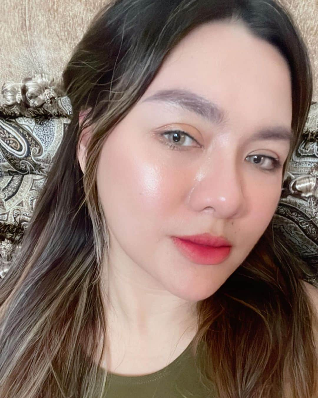 Vicky Shuのインスタグラム：「Selfie edisi ulang tahun 😂 sekali kali yaah. Jarang jarang kok 😎」