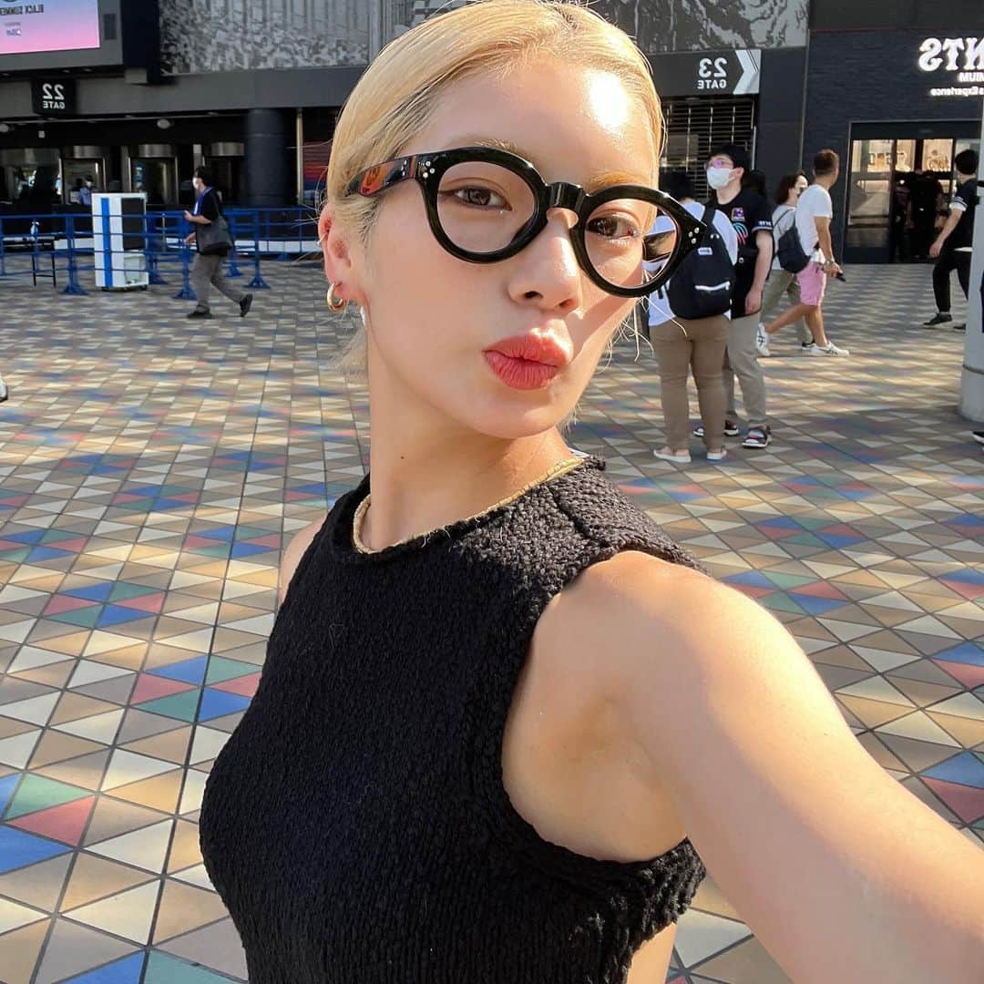 矢部ユウナのインスタグラム：「BLACK SUMMER WEEK 東京ドーム22番ゲート前で DJをさせていただきました🪩🎧☀︎  フォロワーさんも 沢山いてたみたいでメンションありがとう⚾︎  DJテーマはハッピー🌼🌼🌼🌼🌼🌼」