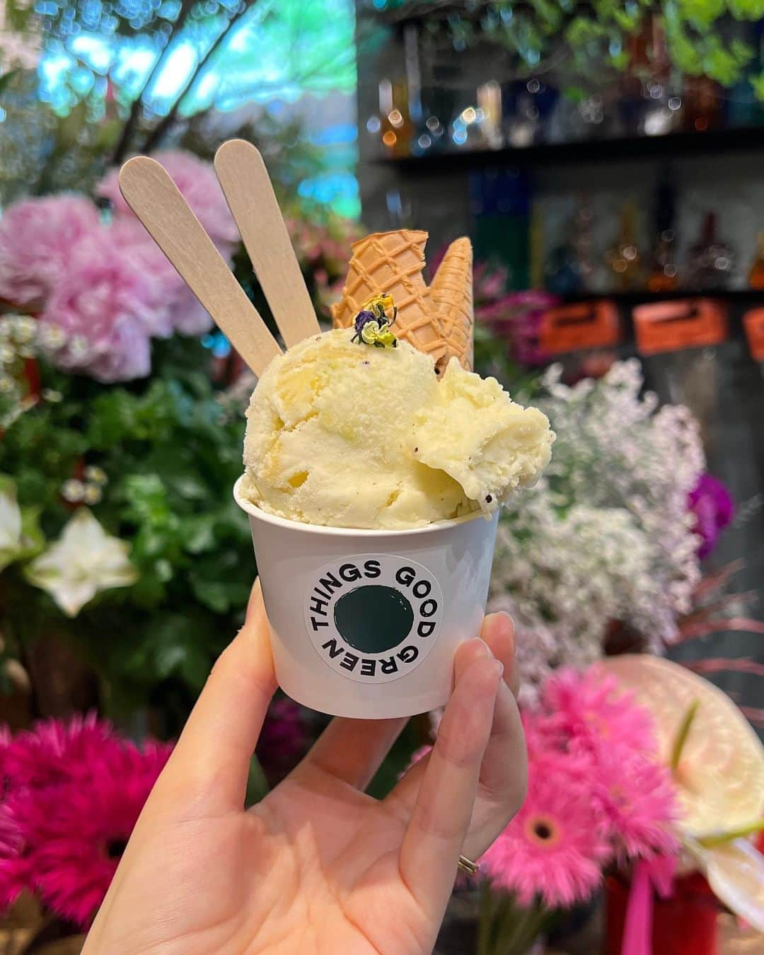 中田早保のインスタグラム：「. ☀️🍨🍑  今日は暑すぎね🥵☀️ 水分補給しっかりしなきゃ！ . #gelato#summer#goodgreen#futakotamagawa」