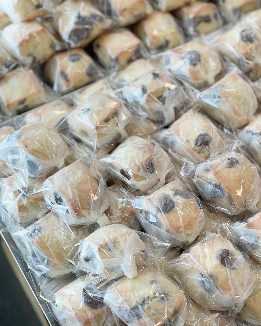 のインスタグラム：「⁡ ⁡ こんばんは。 塩とチョコのスコーンを焼く日はなぜかSTAFFの“ふくちゃん”が出勤の日が多くて、たくさんたくさん袋詰めしてもらいました。 ワックスペーパーで包んでから袋に入れるので、 他のスコーンを詰めるより少し手間がかかるんですよね。 ふくちゃん、ありがとう。 たくさん召し上がっていただいた皆さまもありがとうございました。 次回発送は、キャロットケーキset、焼き菓子set、どちらにも入ってます。 ⁡ ⁡ ⁡ 〜只今、販売中です〜 ⁡ 【次回発送】 ◇ uneclefのパンset ◇ uneclefの焼き菓子set ◇キャロットケーキset ◇ ミントとチョコチップのスコーンset ◇ レモンケーキset ◇ カルダモンロール&シナモンロールset ⁡ ⁡ ⁡ onlineshopは、instagram TOPのリンクから お越しいただけます。 どうぞ、よろしくお願い致します。  @uneclef」