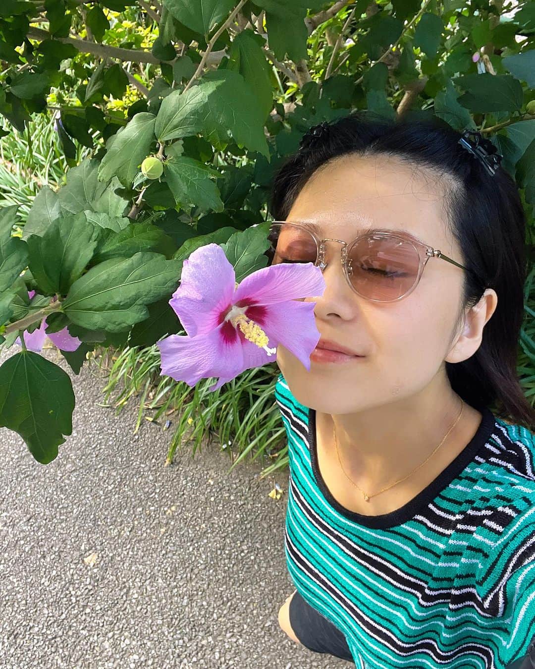 金野美穂のインスタグラム：「👩‍🦲🌺🕶  #summer #☀️」
