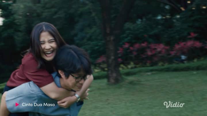Prilly Latuconsinaのインスタグラム：「To the past, and beyond.  Misi patah hati kembali ke masa lalu Langit (@dikta) dan Alma (@prillylatuconsina96) akan dimulai  14 Juli 2023 hanya di Vidio.  #CintaDuaMasaSeries #SemuaAdaDiVidio #VidioOriginals #SinemakuPictures」
