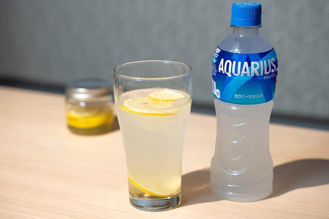 河野玄斗さんのインスタグラム写真 - (河野玄斗Instagram)「さっぱりおいしい！はちみつレモン＆アクエリアスを飲んでみましたが、これからの夏にぴったりの爽やかさでめちゃくちゃ美味しかったです！  レシピはアクエリアス公式アカウント（@aquarius_jp ）に載ってるので是非チェックしてみてください！  アクエリアスは浸透圧設計。水分やミネラル（ナトリウム）を素早く補給できる設計となっています！ 勉強のお供にもぴったりなので、是非はちみつレモンと混ぜて飲んでみてください！  #PR #進む人サポーターズ #アクエリアス #アクエリアスは進む人のそばに #はちみつレモン #夏レシピ」7月10日 15時59分 - gengen_36