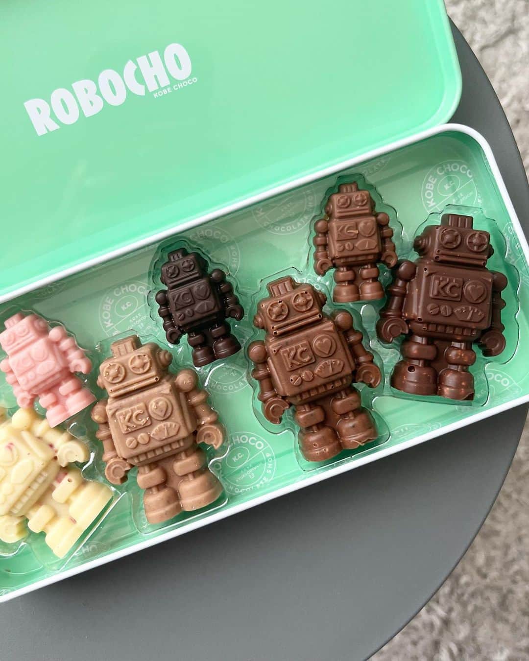 田中幸恵のインスタグラム：「___ . 🤖🍫🖤  手土産にも喜ばれそう😚  cafeもあるのでまたゆっくり行きたいな☺️  @kobe_choco   #kobechoco #手土産スイーツ　#robocho」