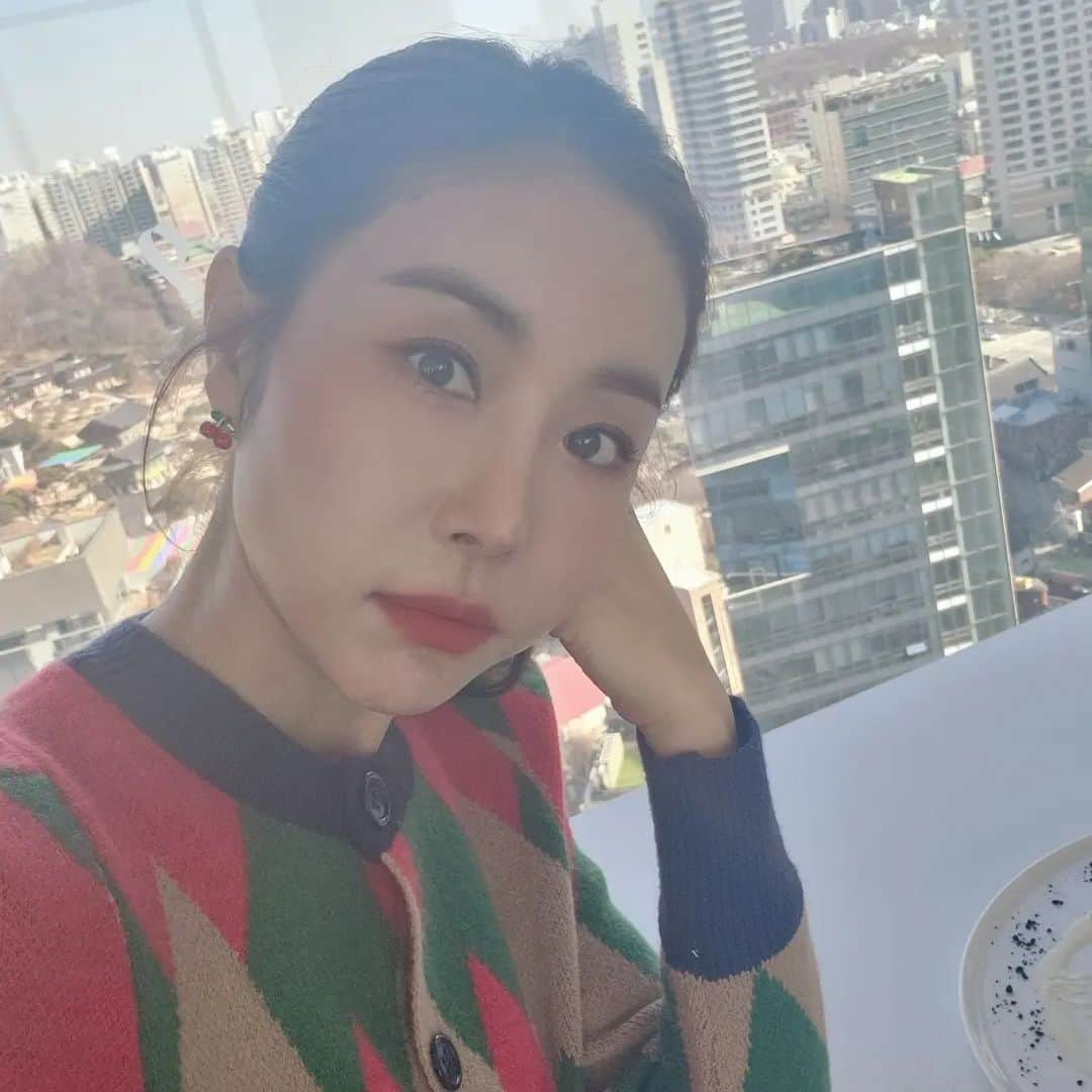 ハン・ウンジョンのインスタグラム：「난 진짜 앞머리가 없어야 하나? 😜😎 . 요즘 드라마에서 머리스탈  얘기 많이 물어보세요.ㅎ . #셀러브리티 촬영중에 잠시 셀카~~🤳 .  #왕로라  . #한다감 . 아직 안보신 분들 빨리 고고여~~!^^ .💥💥💫💥💥」