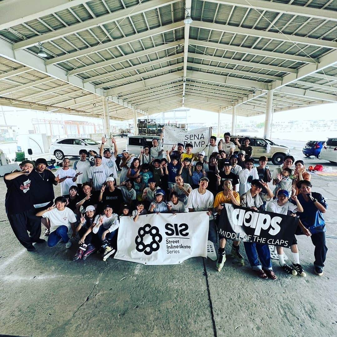 伊藤千秋のインスタグラム：「StreetInlineskateSeries第三戦. 静岡県用宗漁港無事に終了！ 雨天決行の安心な会場と漁港の雰囲気がストリートスポーツをグッと引き立たせる雰囲気の良さ🎵 めちゃめちゃ楽しかった！ 参加者の皆様有難う御座いました！ スケートうまくて本当楽しかったです！ スキルバチバチでほんとアイデア勝負みたいな瞬間もあったり良い時間でした！ まもなく夏本番☝️ SISはファイナルに向けてどんどん進んで行きます！加えて走りながら変化を遂げて行く！引き続き宜しくお願い致します！ また遊びましょう！！！！ ちゃんも告知しますが次回9月9日は東京です！ @goprojp ワイド感最高！ @streetinlineskateseries  @soichirokanashima  @senaramp  @claps_entertainment」