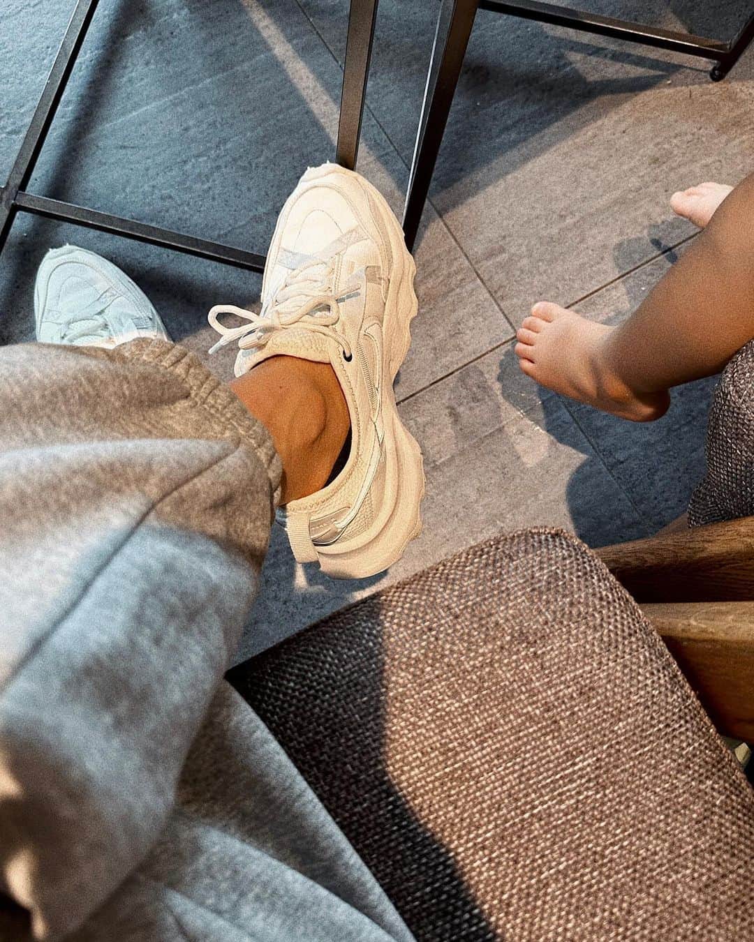 のインスタグラム：「👩🏻👣👦🏻」