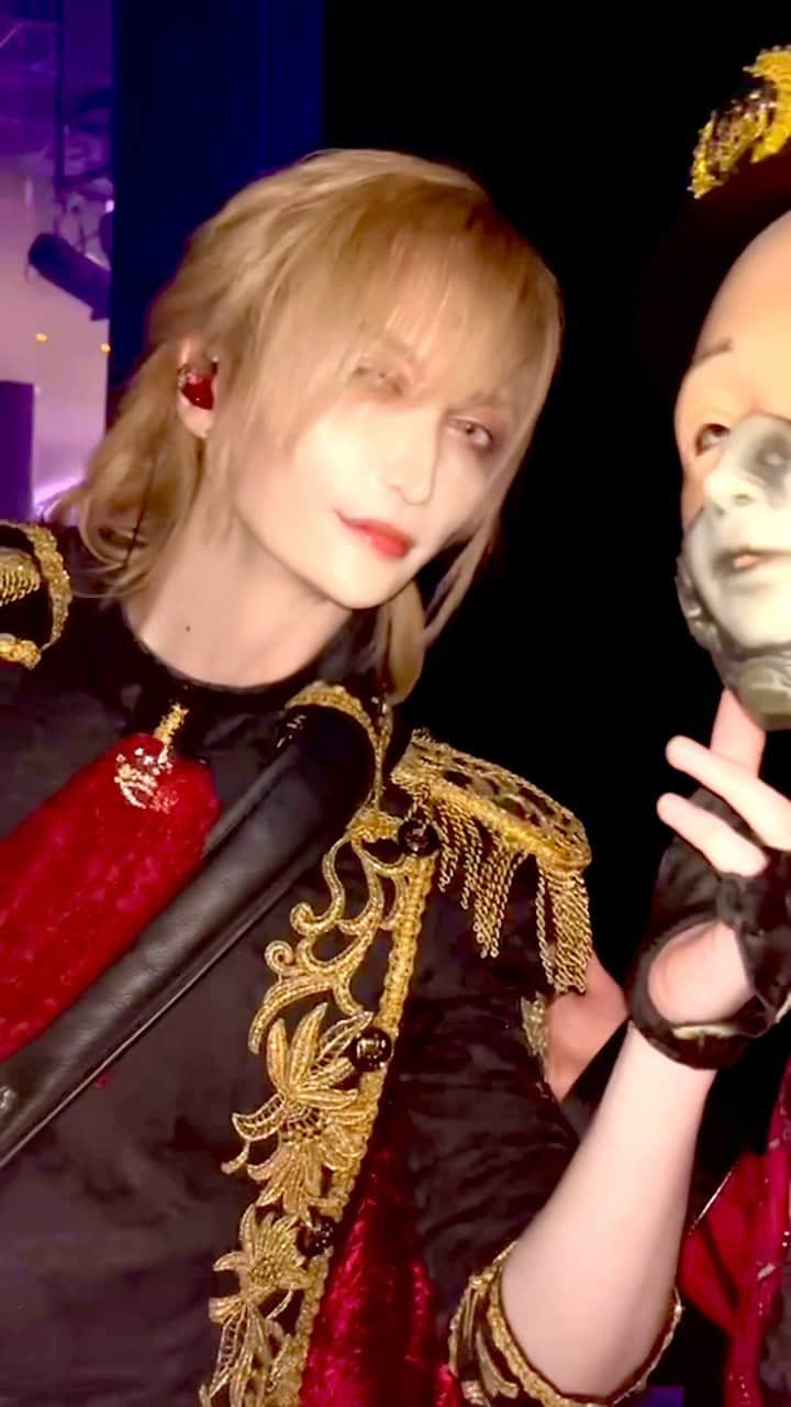 MiA のインスタグラム：「出番直前まで執事のフランシスとただただイチャイチャしてました。ギルティ」