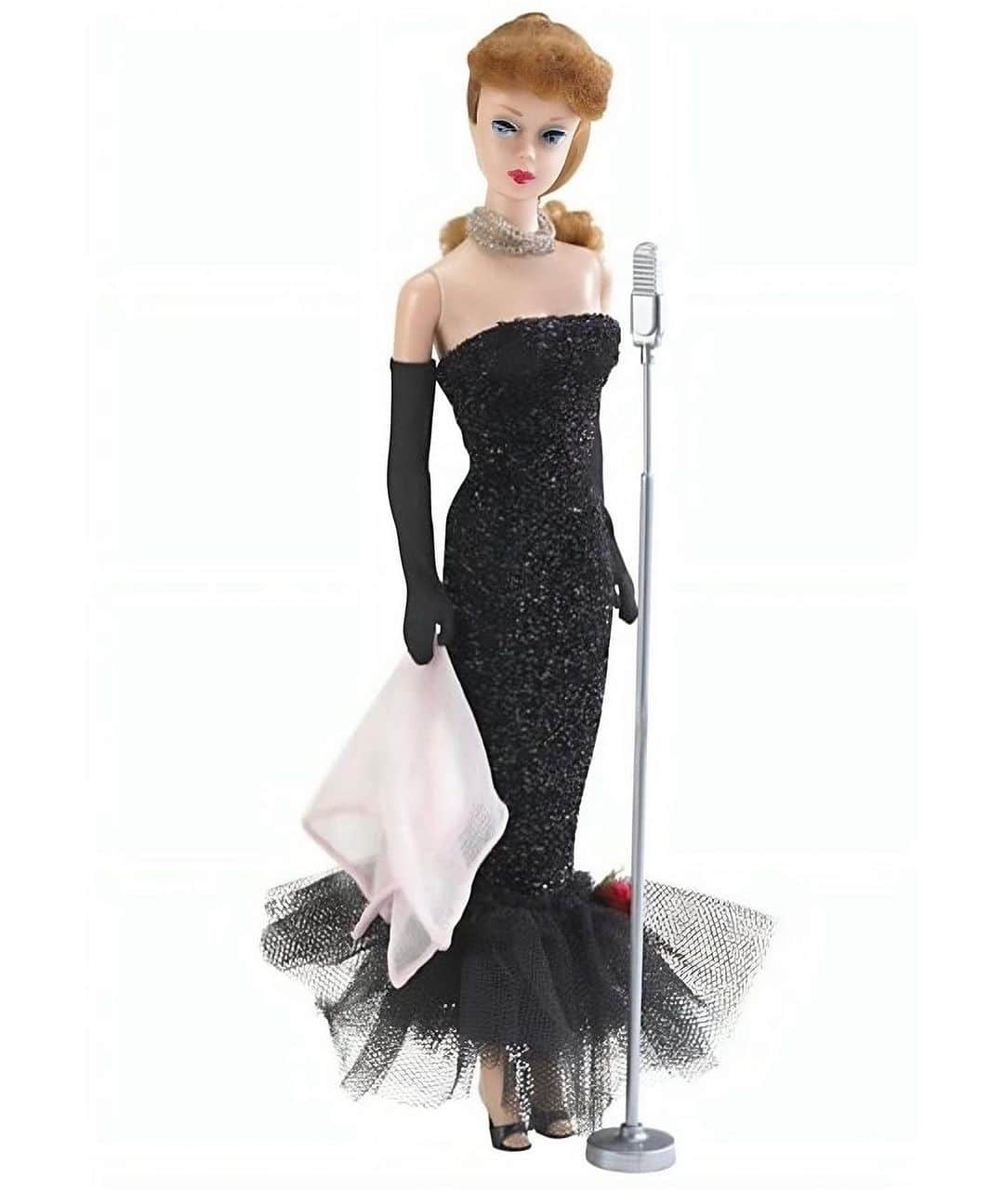 ELLE Polandさんのインスタグラム写真 - (ELLE PolandInstagram)「Ups, she did it again! 💖 Margot Robbie na premierę „Barbie” w Los Angeles, założyła stworzoną specjalnie dla niej kreacje, będącą repliką sukienki prawdziwej lalki z 1960 roku. Za projekt czarnej cekinowej sukni odpowiada @schiaparelli.   #barbiemovie #barbie #margotrobbie」7月10日 16時21分 - ellepolska