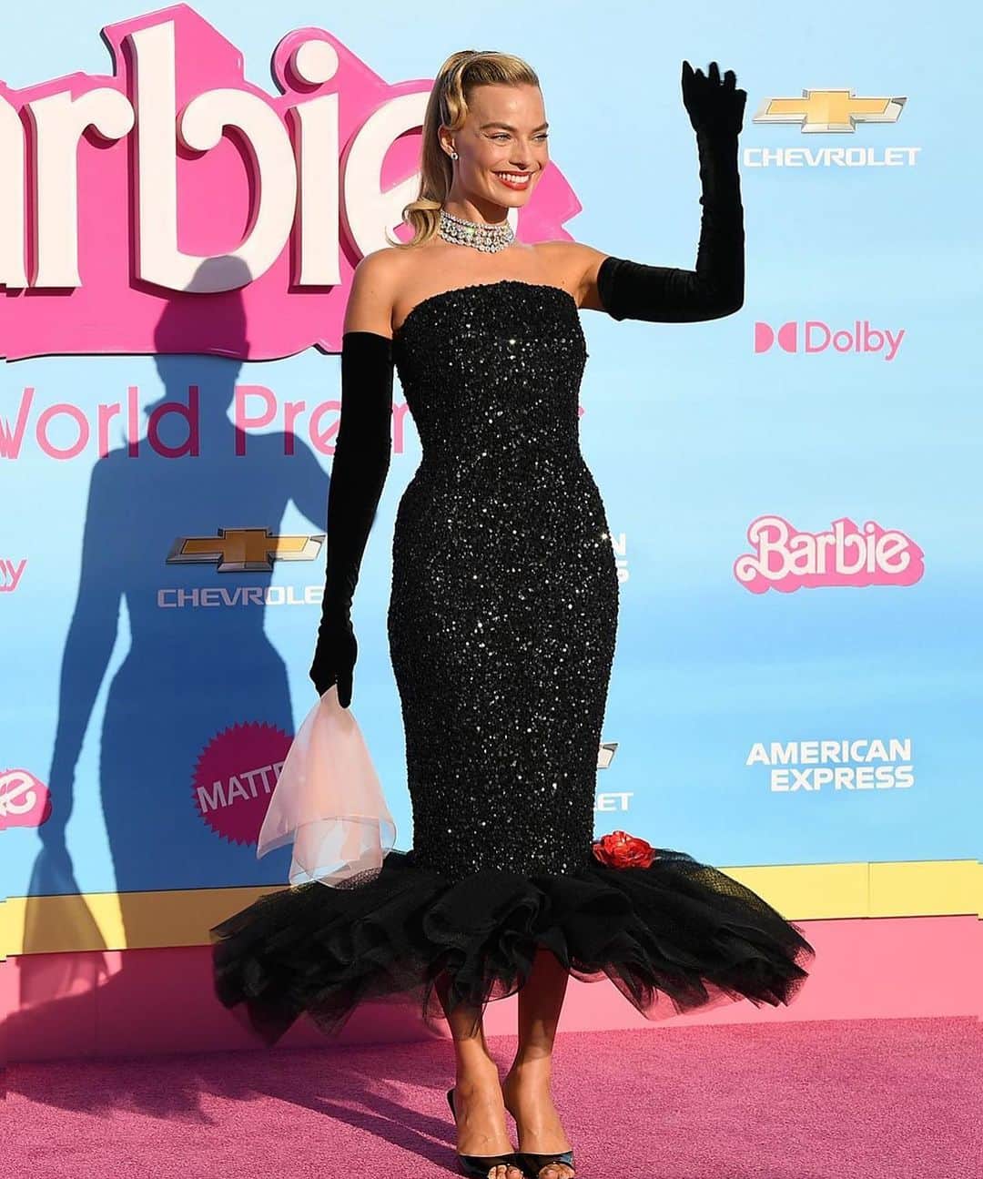 ELLE Polandさんのインスタグラム写真 - (ELLE PolandInstagram)「Ups, she did it again! 💖 Margot Robbie na premierę „Barbie” w Los Angeles, założyła stworzoną specjalnie dla niej kreacje, będącą repliką sukienki prawdziwej lalki z 1960 roku. Za projekt czarnej cekinowej sukni odpowiada @schiaparelli.   #barbiemovie #barbie #margotrobbie」7月10日 16時21分 - ellepolska