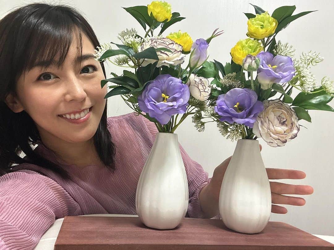 伊藤えみのインスタグラム：「フローエミール新作のお供え花の丈は約35cm。数字で言われてピンとこない？……ってなわけで作った人も写り込んでみました🤳これでサイズ感伝わるかな👀引き続きご注文お待ちしております🌿  『flowemir（フローエミール）』 http://flowemir.theshop.jp/  #仏花 #お供え花 #たくさんのご注文ありがとうございます #お花屋さん #フラワーデザイン #フローエミール #flowemir #伊藤えみ #アーティフィシャルフラワー」