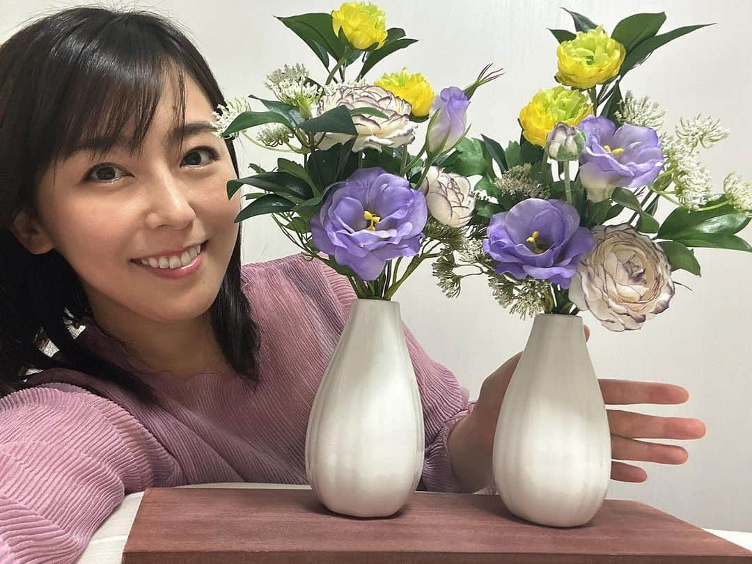 伊藤えみさんのインスタグラム写真 - (伊藤えみInstagram)「フローエミール新作のお供え花の丈は約35cm。数字で言われてピンとこない？……ってなわけで作った人も写り込んでみました🤳これでサイズ感伝わるかな👀引き続きご注文お待ちしております🌿  『flowemir（フローエミール）』 http://flowemir.theshop.jp/  #仏花 #お供え花 #たくさんのご注文ありがとうございます #お花屋さん #フラワーデザイン #フローエミール #flowemir #伊藤えみ #アーティフィシャルフラワー」7月10日 16時14分 - itoemi1019