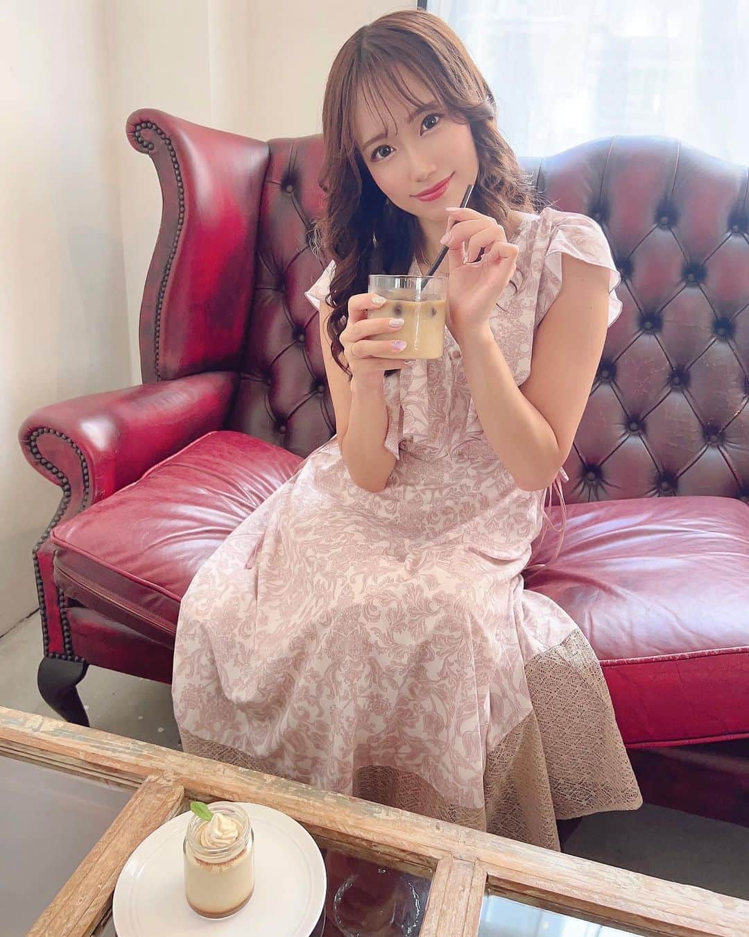 のインスタグラム：「今日はランチした後 今度の出張の為の手続きに来ています🛩 外暑すぎて溶けそうだった〜🫠 もう真夏の気候だよね！ 皆さんも暑さに気をつけて✨  #cafe #カフェ  #カフェオレ  #lunch  #ランチ #ワンピース  #snidel  #用事」
