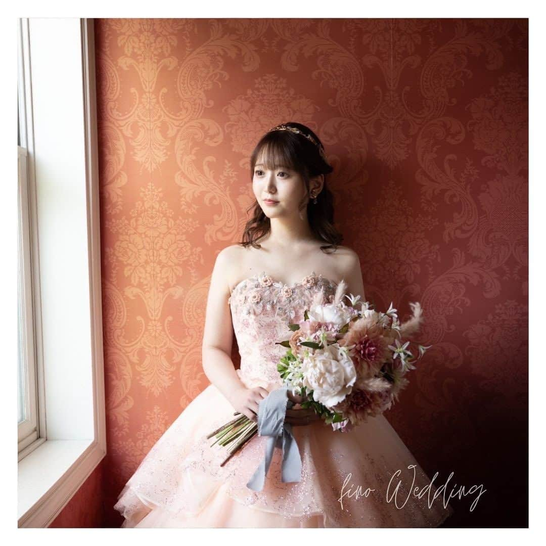 fino_wedding【フィーノ公式】さんのインスタグラム写真 - (fino_wedding【フィーノ公式】Instagram)「【卒花嫁レポート】  本当に可愛いドレスに巡り会えました❤️  @esprit_de_nature_wedding   🤍ウエディングドレスは殆ど一目惚れ😍 ボリューミーでお袖も可愛くて、数枚試着しましたが、揺るぎなくこのドレスに決めて，本当に良かったと思います。  🩷元々，ピンクのドレスを着たかったので何枚か試着しましたが、最後に試着したこのドレスはオレンジとピンクが重なり合ったキラキラしたドレスで、家族全員一致で決めました。  思い通りのドレスが着れて本当に良かったと思っています。  #ウエディングドレス  #カラードレス #運命の1着  #キラキラドレス #桂由美  #桂由美ドレス  #ピンク  #ピンクドレス  #ティアードスカート  #袖付きドレス  #2way  #ナイトウエディング  #仲良し家族  #花嫁レポート  #卒花嫁レポ  #ゲストハウスウェディング  #ピンク好き  #プリンセスドレス  #レースドレス  #静岡花嫁  #静岡卒花嫁  #2023wedding #2024wedding  #ロングベール  #チャペルウエディング」7月14日 16時40分 - fino_wedding