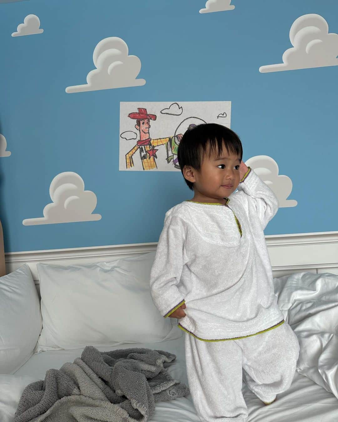 Mのインスタグラム：「初TOYSTORY HOTEL🚀⭐️ 妹が産まれる前に、どうしても連れて来てあげたかった場所✨ 私の母の行こう！の一声で3世代ディズニーへ！ 想像以上にトイストーリーの世界で私も楽しませてもらった！ きっと子供を産んでいなかったら来なかった場所。 息子に感謝🙏🏾✨ 目をキラキラさせながら、 いつもテレビで見てるキャラクターが目の前にいて、 不思議そうにしながらも楽しんでた🩵 自我が出てきて、嬉しい！楽しい！を全力で伝えてくれるから、 親としても嬉しい限り🫶🏽 ただ1歳を越えて、走り回る息子を追いかけるのはすごく大変！ 常に危なかっしい💥 息子に色んな世界を見せてあげたいから、 これからも沢山色んな場所に連れて行ってあげたい！ 行きたいリストがまたひとつ叶って嬉しいな🦖」