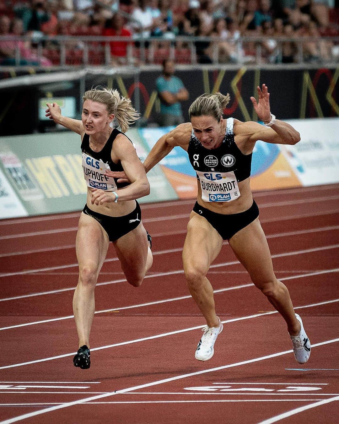 アレクサンドラ・ブルクハルトのインスタグラム：「My best dive ever.  Lucky to have secured the national title over 200m🥇 Yesterday was all about keeping cool. Congrats to all competitors, this heat was no joke 🔥 And thanks for the continuous support @on_running @antersdorfer @baierl_demmelhuber @polardach @panasonic_de 🙏  #dreamon #runonclouds #antersdorfer #wissenwasgutist #teamdemmelhuber #polarathlete   📷 @stefan.mayer.foto」