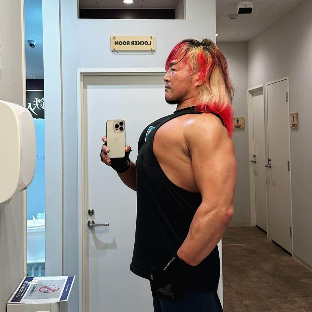 棚橋弘至さんのインスタグラム写真 - (棚橋弘至Instagram)「#胸トレ #chestday   今なら、大胸筋にモノ置けます👍  #anytimefitness #新日本プロテイン 🍫」7月10日 16時23分 - hiroshi_tanahashi