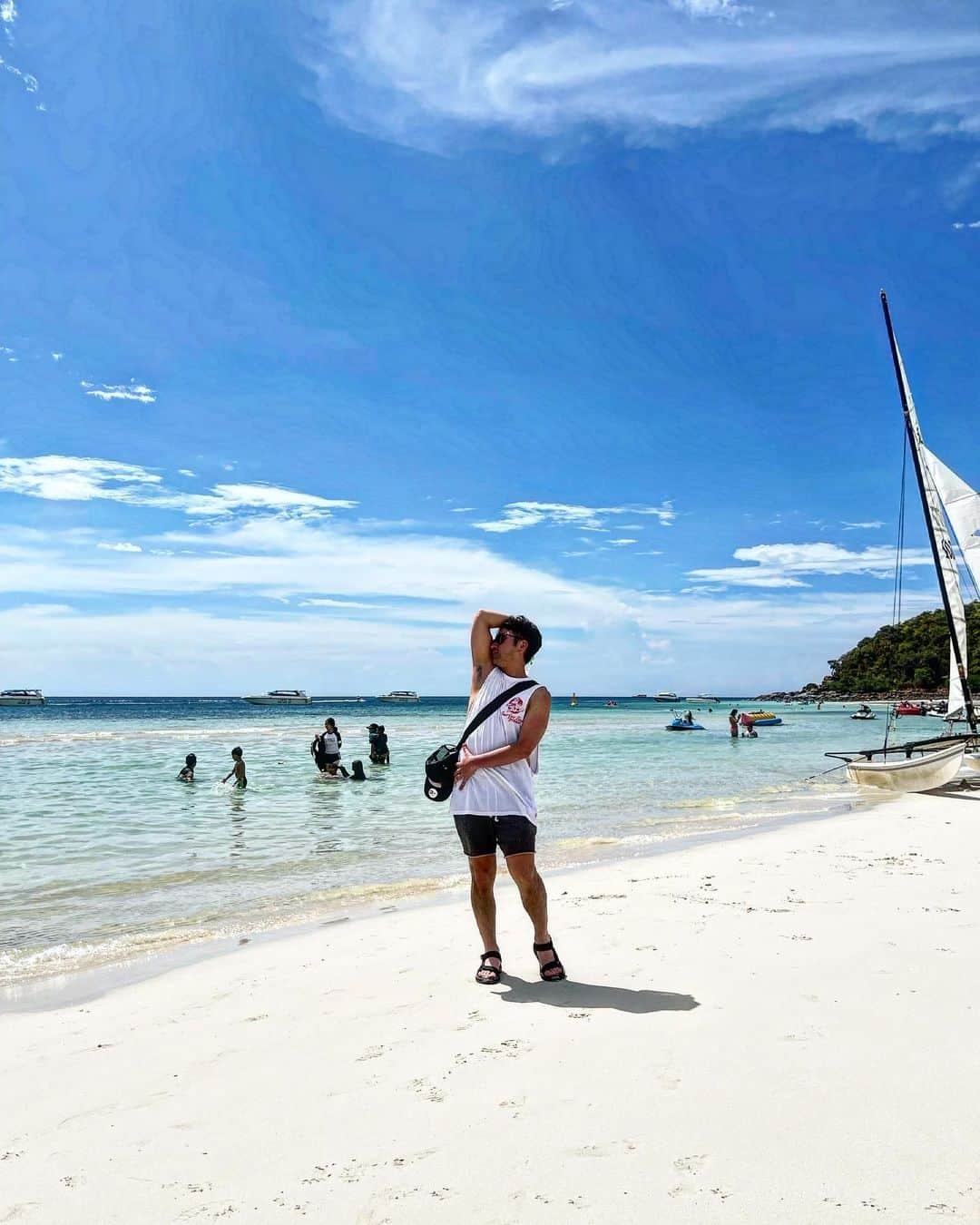 元気☆たつやのインスタグラム：「#世界一セクシーに脇の匂い嗅ぐ男  #THAILAND #タイ #beach #Sea」