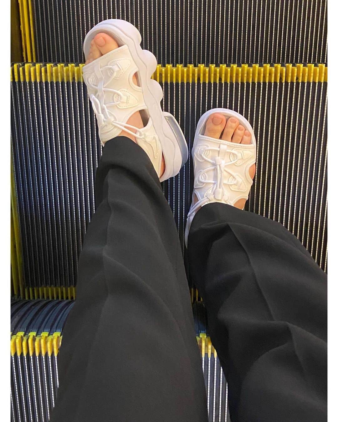山谷花純さんのインスタグラム写真 - (山谷花純Instagram)「頂き物の靴を履いて @zacc_hairsalon  へ。  仕事の都合上、髪の毛を切れず染めれずなのでトリートメントしてきました。 年末には、ロングかな。  #nike #airmax #airmaxcoco」7月10日 16時38分 - kasuminwoooow