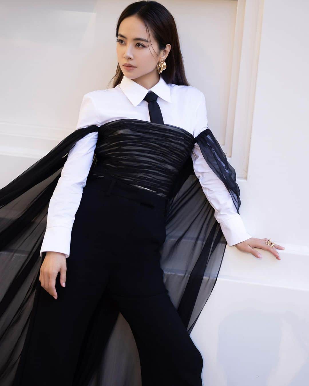 Vogue Taiwan Officialさんのインスタグラム写真 - (Vogue Taiwan OfficialInstagram)「#VogueCeleb Jolin壓軸演出澳門TMEA音樂節，連唱9首嗨翻現場，除了選擇 @maisonvalentino 表演服，當然也少不了天后最愛的WINDOWSEN ，鑲滿水鑽的兩截式套短裙套裝襯托 Jolin 的超強氣勢！  點擊 @voguetaiwan 首頁連結看WINDOWSEN獨家專訪。  #Jolin #蔡依林 @jolin_cai」7月10日 16時39分 - voguetaiwan