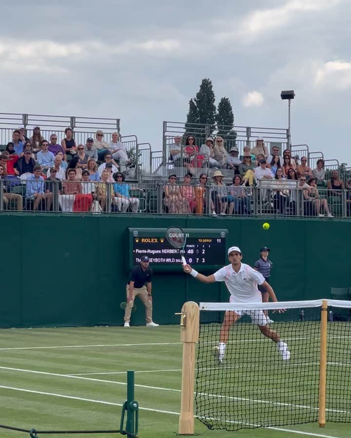 ピエール＝ユーグ・エルベールのインスタグラム：「2 ans que je n’avais pas foulé les terrains de @wimbledon . Le tournoi ne s’est pas passé comme je l’aurais aimé, mais remettre les pieds sur ce gazon et dans cet endroit magique était un grand moment pour moi et je ferai tout pour y retourner l’année prochaine.  Merci @arthurrinder pour le double 🤝🏽」