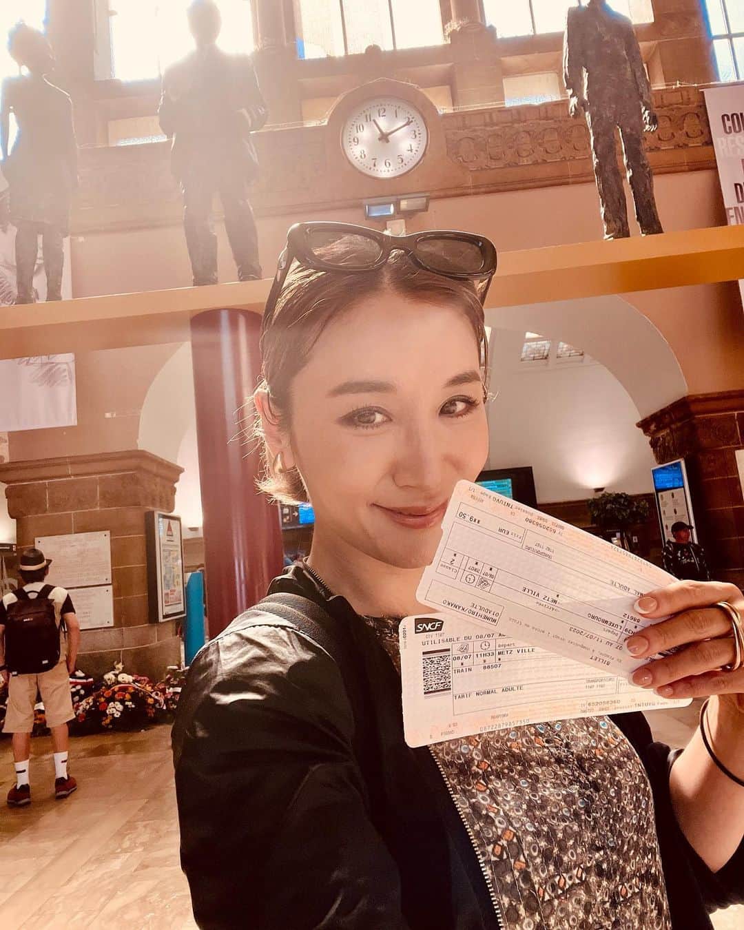 鈴木紗理奈のインスタグラム：「フランスからルクセンブルクへ。 ルクセンブルクはベルギーとドイツに挟まれた小さな国で世界一の富裕国。 そのおかげもあってかゴミ一つない綺麗な街でした。 言葉がわからな過ぎてバスにも路面電車にも乗りこなせず猛暑の中気合いで全部歩いて回った。おかげですんごい日焼け。  ノートルダム大聖堂 間違えて頼んだホットミルク アーチの石橋、アドルフ橋 洗練された街並み 列車で少し走ると国境をまたげるヨーロッパ、どんどん次の国へと行きたくなる  #luxemburg」