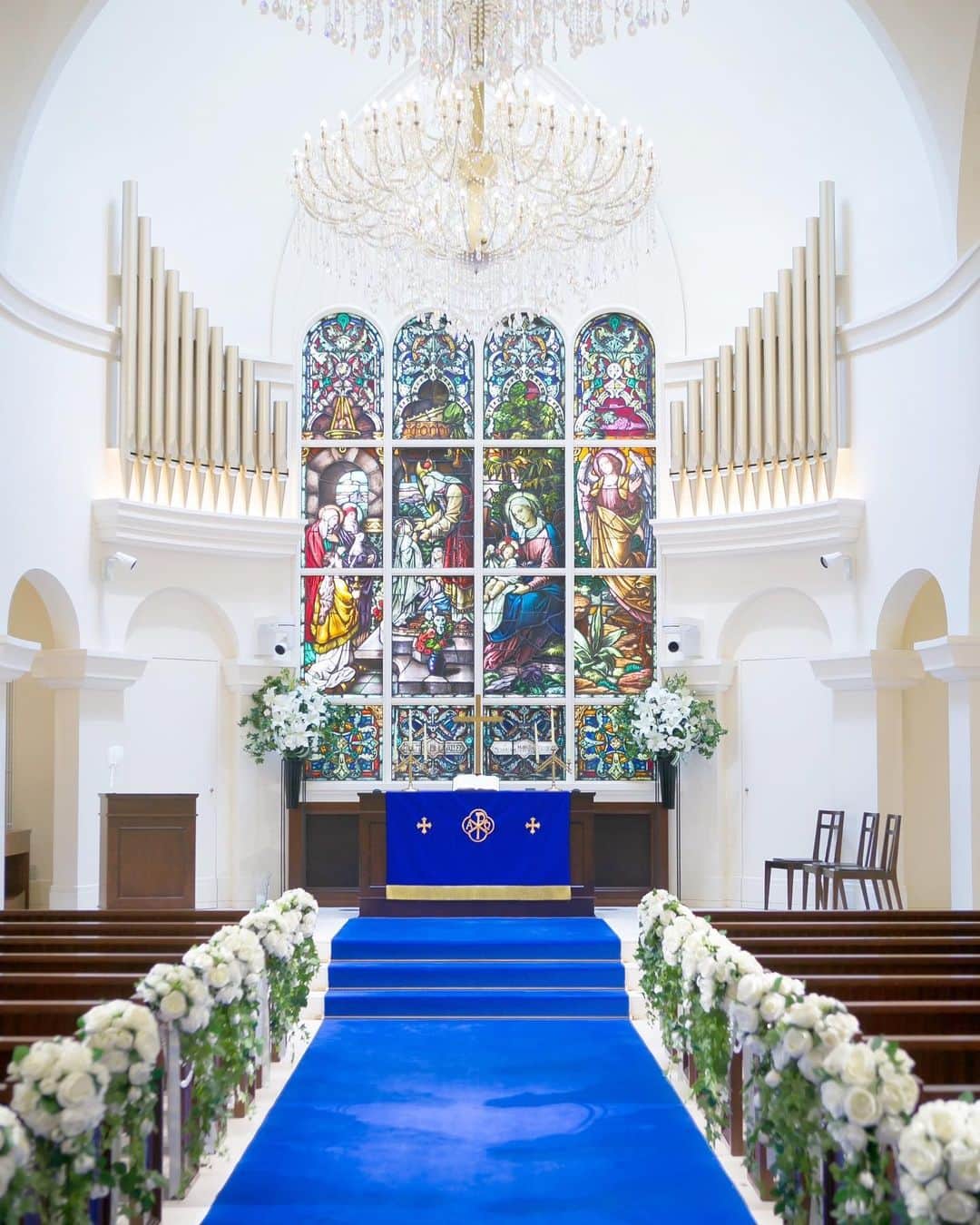 ANNIVERSAIRE アニヴェルセル 公式さんのインスタグラム写真 - (ANNIVERSAIRE アニヴェルセル 公式Instagram)「アニヴェルセル 長野の大聖堂🕊💙  ロイヤルブルーのバージンロード、美しく繊細な作りのステンドグラス、天井から光り輝くシャンデリア等、まるでヨーロッパの教会のような大聖堂です⛪️  花嫁さまの純白のウェディングドレス姿を最も美しく見せるロイヤルブルーのバージンロードには「 永遠 」という意味が込められています。 天井から降り注ぐようなシャンデリアの輝きには「 溢れるほどの感謝の想い 」という意味が‥💎  その他にも、  ✓ 収容人数 着席120名 ✓ 天井の高さ 11m ✓ バージンロードの長さ 22m  と、長野市内で最大級の大聖堂です☺️✨  📷post by アニヴェルセル 長野 @anniversaire_nagano 長野駅からすぐの結婚式場です💎  アニヴェルセルの全国10会場はハイライトの【結婚式場】からチェックしてください🕊  ﾟ･*:.｡. .｡.:*･゜ﾟ･*:.｡. .｡.:*･ﾟ･*:.｡. .｡.:*･゜ ＼結婚式のお写真を募集中／ アニスタグラムに参加してプレゼントを貰おう🎁！  【参加方法】 投稿に、下記の①〜③を付けてお写真を投稿していただければご参加完了です💕 詳細は @anniversaire_official のプロフィールURL内『アニスタグラムキャンペーン』からもご確認いただけます✨  ① #アニスタグラム ② @anniversaire_official ③ 以下3つのうち写真にあうハッシュタグ 　 #結婚式 　#ファミリーウェディング 　#フォトウェディング  皆様のお写真を楽しみにしております˚✧˳✧༚  ﾟ･*:.｡. .｡.:*･゜ﾟ･*:.｡. .｡.:*･ﾟ･*:.｡. .｡.:*･゜  #アニヴェルセル #アニヴェルセル長野 #長野結婚式場 #長野市結婚式場 #結婚式場 #結婚式場選び #結婚式場見学 #ブライダルフェア #プレ花嫁 #プレ花嫁準備 #アニ嫁 #長野花嫁 #結婚式レポ #挙式レポ #挙式レポート #ウェディングレポ #大聖堂 #大聖堂挙式 #大聖堂チャペル #大聖堂ウェディング #ウェディングドレス」7月10日 16時35分 - anniversaire_official