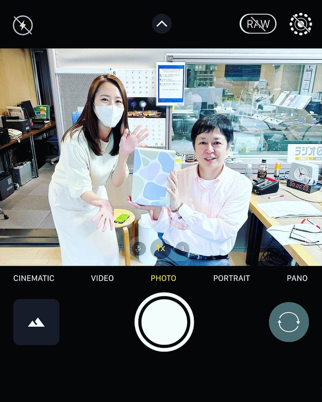守永真彩さんのインスタグラム写真 - (守永真彩Instagram)「. .  【加藤裕介の横浜ポップJ】 守永真彩のおじゃましま〜す🔆　　　  7/2 自家製ハム・ソーセージ「デリカテッセン ミュンヘン」さんにお邪魔しました‼️  ご兄弟でお店を経営されてるミュンヘンさん🍖 (横浜焼豚を持ってるのが弟さん、奥で優しく笑ってるのがお兄さんです✌️) お店ではお二人のおじいちゃん、おばあちゃんと一緒にお仕事されていて、なんともアットホームでホッとするお店でした☺️💕  そしてお店にはたくさんのメダルが🏅✨ ハム・ソーセージは世界大会で金賞を受賞している商品ばかりなのです🥩  「横浜ジャーキー」を頂いたのですが とてもソフトで食べやすく、肉の旨みをそのまま感じられる贅沢なジャーキーでした🫶 ビールが飲みたくなるぅぅぅ🍻  お客様もひっきりなしに買いに来られていて、人気なのが伝わりました‼️  夏にぴったりなハム・ジャーキー・ソーセージ🥩 お中元の時期なので大切な人に贈ってみてはいかがでしょうか☀️  @munchen4186   p.s. 中京競馬場でいただいたポップJのリスナーさんからのお差し入れを、しっかりスタジオで加藤さんやスタッフさんといただきました！！ ありがとうございました！  #ラジオ日本 #横浜ポップJ #横浜 #リポーター #生中継」7月10日 16時38分 - maayamorinaga