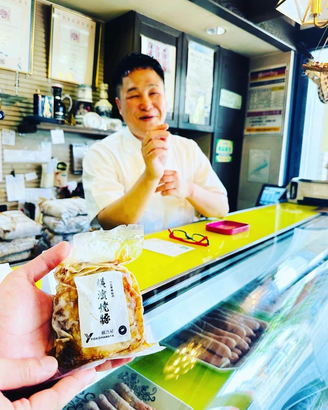 守永真彩さんのインスタグラム写真 - (守永真彩Instagram)「. .  【加藤裕介の横浜ポップJ】 守永真彩のおじゃましま〜す🔆　　　  7/2 自家製ハム・ソーセージ「デリカテッセン ミュンヘン」さんにお邪魔しました‼️  ご兄弟でお店を経営されてるミュンヘンさん🍖 (横浜焼豚を持ってるのが弟さん、奥で優しく笑ってるのがお兄さんです✌️) お店ではお二人のおじいちゃん、おばあちゃんと一緒にお仕事されていて、なんともアットホームでホッとするお店でした☺️💕  そしてお店にはたくさんのメダルが🏅✨ ハム・ソーセージは世界大会で金賞を受賞している商品ばかりなのです🥩  「横浜ジャーキー」を頂いたのですが とてもソフトで食べやすく、肉の旨みをそのまま感じられる贅沢なジャーキーでした🫶 ビールが飲みたくなるぅぅぅ🍻  お客様もひっきりなしに買いに来られていて、人気なのが伝わりました‼️  夏にぴったりなハム・ジャーキー・ソーセージ🥩 お中元の時期なので大切な人に贈ってみてはいかがでしょうか☀️  @munchen4186   p.s. 中京競馬場でいただいたポップJのリスナーさんからのお差し入れを、しっかりスタジオで加藤さんやスタッフさんといただきました！！ ありがとうございました！  #ラジオ日本 #横浜ポップJ #横浜 #リポーター #生中継」7月10日 16時38分 - maayamorinaga