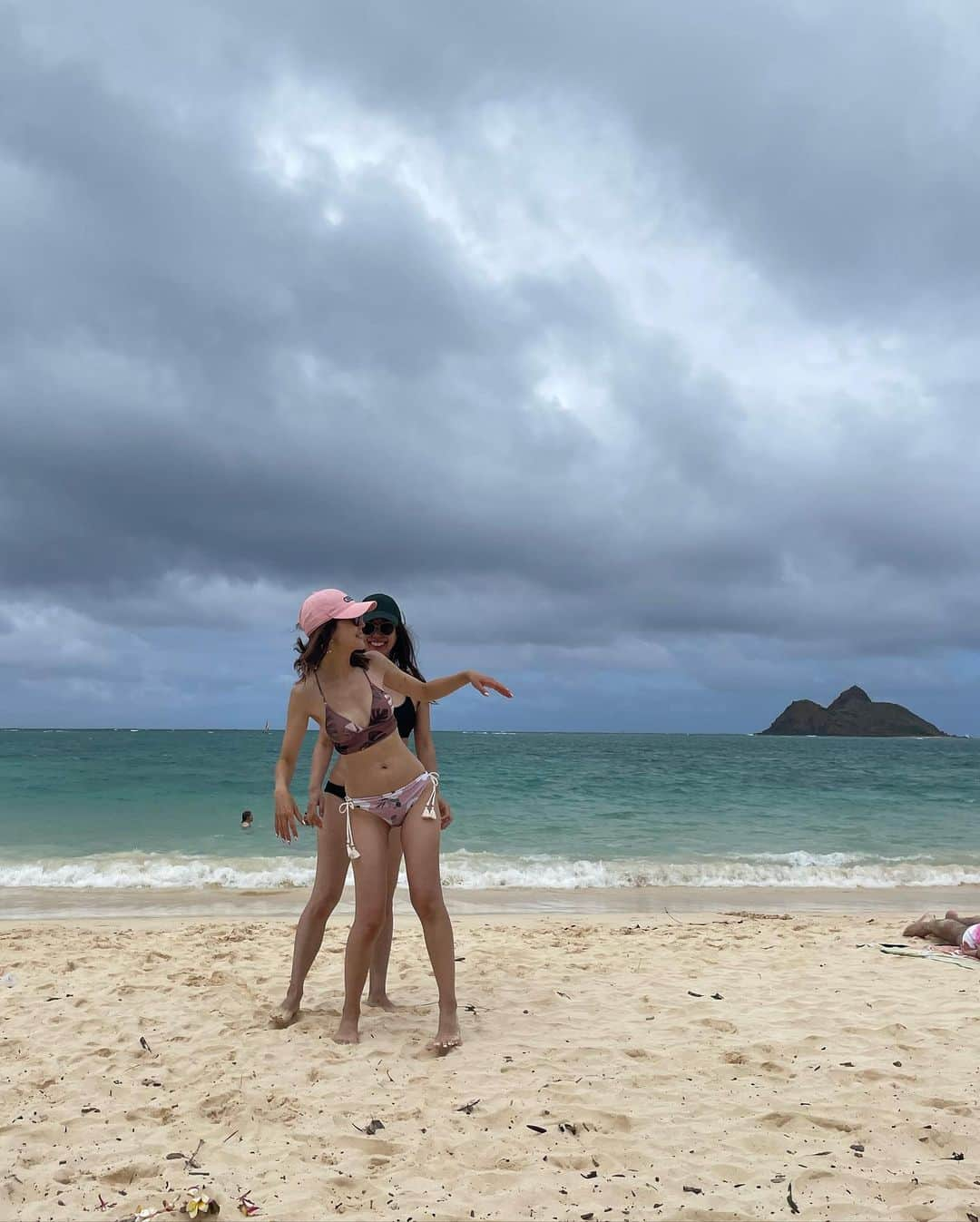 kiyomi medeirosさんのインスタグラム写真 - (kiyomi medeirosInstagram)「暑過ぎて🫠#throwbackhawaii   これ見て涼しい気持ちになります😂🏝早くハワイに行きたい🌴🌺  4枚目は2ショット撮ろうとしてるのにどんどん前に立たされて、右往左往してる私🤣🤣  swimwear…#alexiastam  cap…#bordersatbalcony  sunglass…#celine  #beach#swimwear#アリシアスタン#ビキニ#style#ママコーデ#旅行#海外旅行#水着#水着コーデ#大人の水着コーデ#海#ハワイ#hawaii」7月10日 16時47分 - kiyomimedeiros