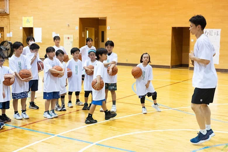 石井講祐さんのインスタグラム写真 - (石井講祐Instagram)「【SAMURAICAMP2023】 🏀柏市立第三中学校🏀 たった数時間で、子供達が見違える程成長してくれて嬉しい😊  👕　@b_funabashi  👟　@asics_japan  📷　@mynameisakira  🤝　@nagareyama_kashiwa_basket  #サムライキャンプ #SAMURAICAMP #石井講祐」7月10日 16時41分 - ishiikosuke