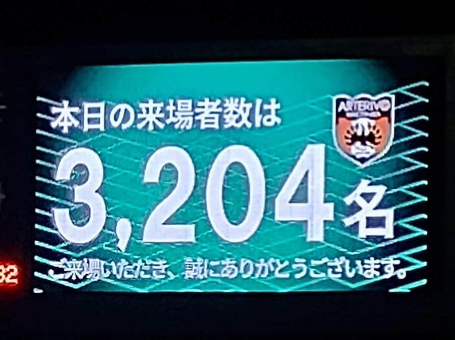 aisenのインスタグラム：「昨日の海南特産家庭用品協同組合presents海南ライフグッズマッチにご来場頂きました皆様、本当にありがとうございました🙇‍♂️  皆様のおかげで、なんと5月に記録した過去最多動員を更新する3204人もの方にお越し頂くことが出来ました👏  試合も3-0の快勝‼️首位キープで本当に素晴らしい1日であったこと、改めて御礼申し上げます🙇‍♂️  我々が運営させていただいたミニ家庭用品まつりにも本当に多くの方にご来訪頂くことが出来ました😊おかげさまで数量限定でご用意させていただいた詰め合わせパックは17時早々には完売💦売り切れてしまっていた方には申し訳ありませんでした🙇‍♂️  私どもも準備からここまで、楽しみながらやらせて頂きましたし、時にはご迷惑をおかけしながらもなんとかやり切ることが出来ました💦今回の反省はまた次回に活かしながらやっていきたいと思います‼️  何はともあれ、皆様ありがとうございました🙇‍♂️ @arterivo_official 様、勝利おめでとうございます‼️  #アイセン #aisen #和歌山 #海南市 #家庭用品 #日用品 #海南特産家庭用品協同組合 #家庭用品まつり #アルテリーヴォ #3000人プロジェクト #海南ライフグッズマッチ #サッカー関西リーグ #過去最多動員数更新 #暮らしを楽しむ #暮らしを整える #キッチンスポンジ #丁寧な暮らし #なんて素敵な和歌山なんでしょう #和歌山の力 #チャリティイベント #集中豪雨」