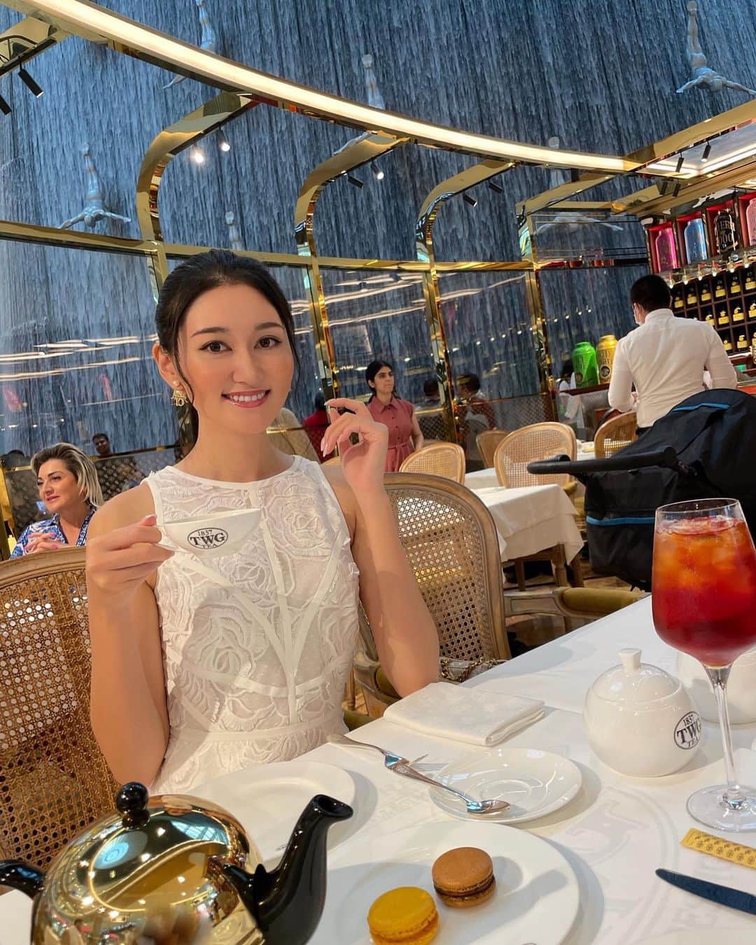 岩波彩華のインスタグラム：「ドバイモールに出来てた新しいTWG🫖💕  Eternal Summerっていう茶葉がオススメ🥰✨  #dubai #dubailife #dubaimall」