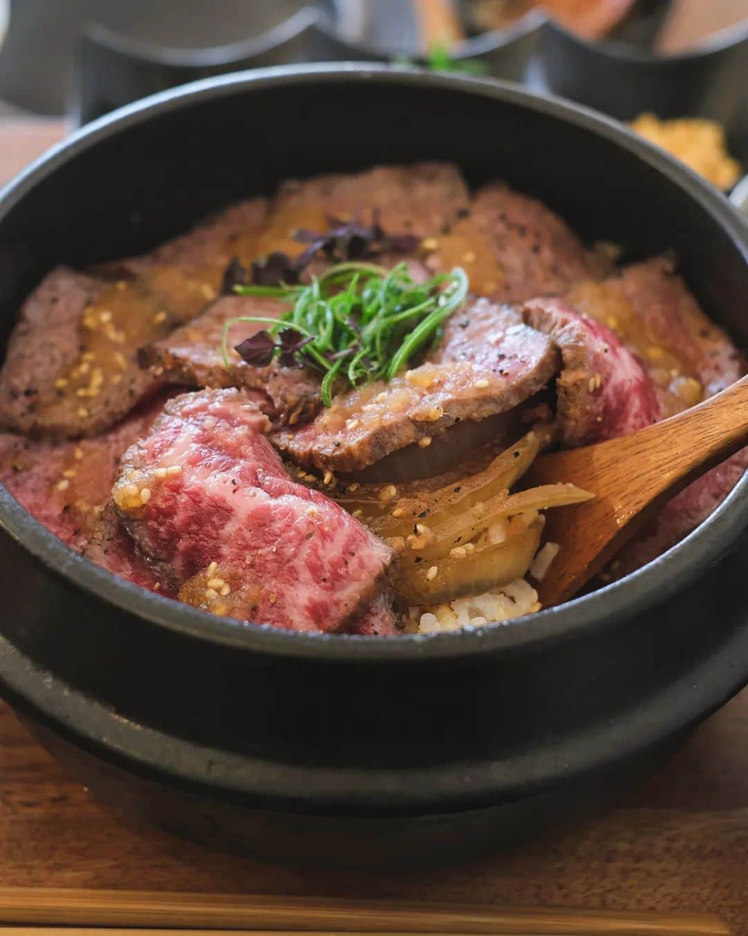 Erinaさんのインスタグラム写真 - (ErinaInstagram)「Wagyu MB9 Hitsumabushi Donburi 🤎  It is a large portion, so be prepared! 😂   It comes with a variety of small side dishes, and the friendly owner comes to your table to torch the beef donburi, offering you the choice between beef tataki or lightly grilled tender slices! 🔥   It's such a great experience, and I always love their welcoming vibes at  @kens_kissa in Neutral Bay! 🧡🥺🥺」7月10日 16時49分 - eliseaki